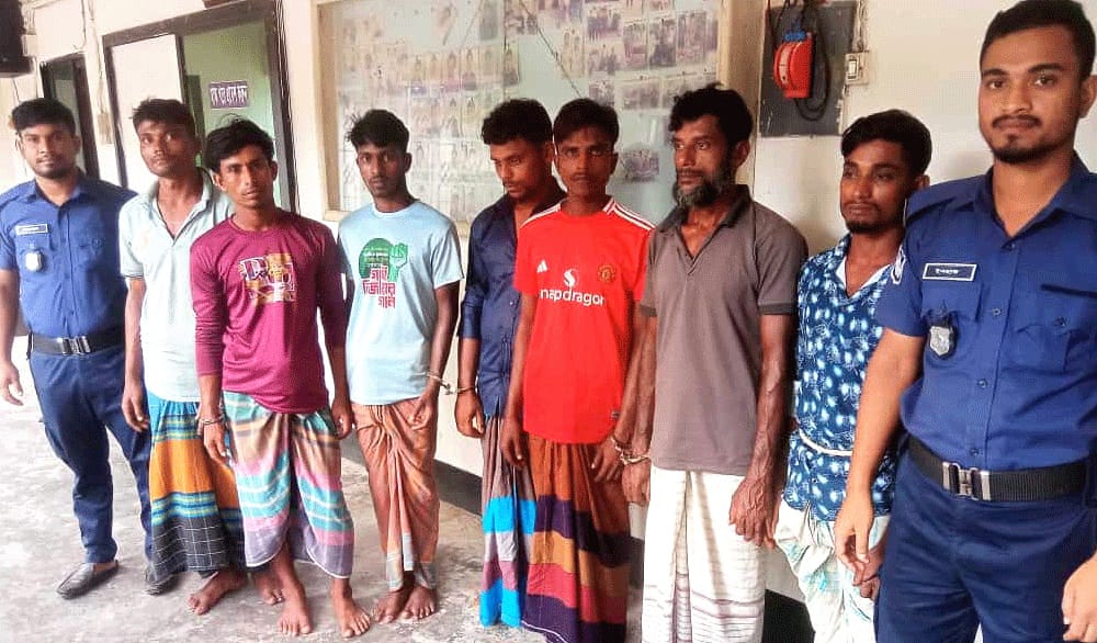 মেঘনায় মাছ শিকারে গিয়ে ৮ জেলে আটক, হামলায় নৌ পুলিশসহ আহত ৪